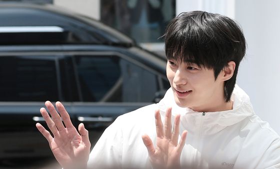 '이안대군' 변우석, 성수동 포착