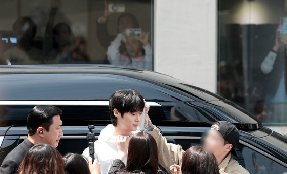 변우석, 성수동 꽃단장