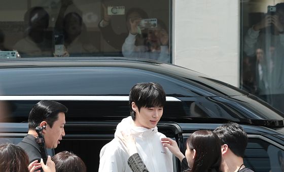 변우석 떴다! 이안대군 행차에 성수동 들썩