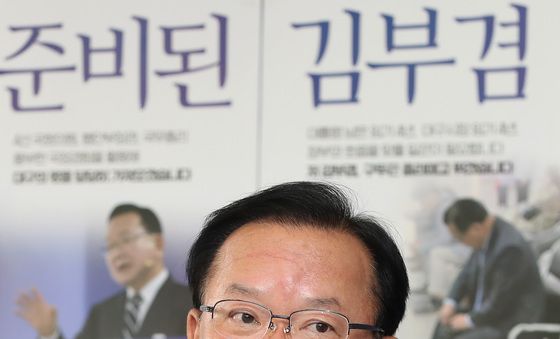 질문에 답하는 김부겸 후보