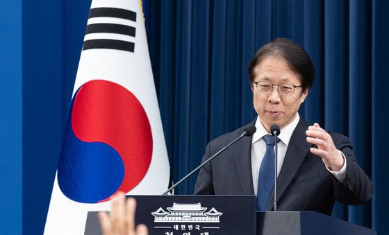 취재진 질문 받는 조성주 인사수석