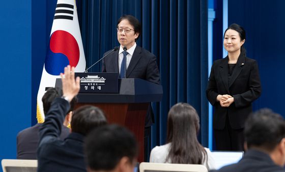 취재진 질문 받는 조성주 인사수석