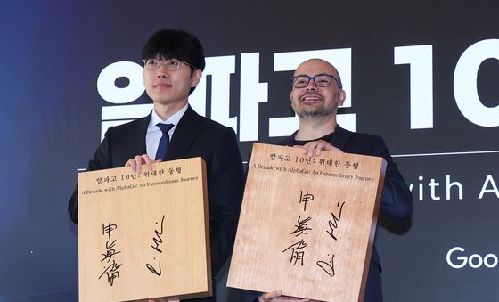 신진서 9단과 친선대국 마친 하사비스 CEO