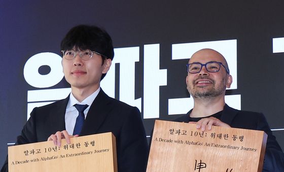 신진서 9단과 친선대국 마친 하사비스 CEO