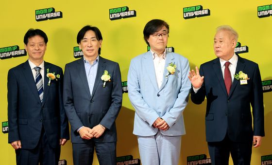 일본의 게임 거장들과 대화하는 홍성열 회장