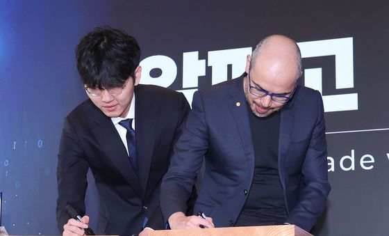 바둑판에 사인하는 하사비스 CEO·신진서 9단