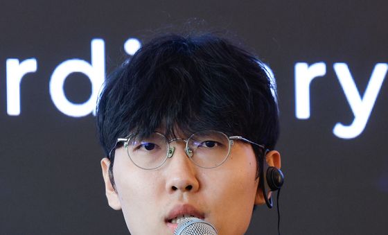 답변하는 신진서 9단