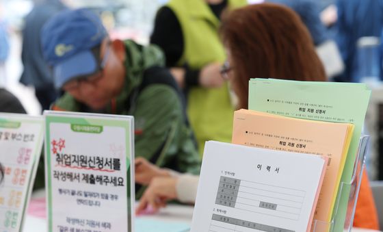 자원봉사자 도움 받아 이력서 작성하는 구직자들