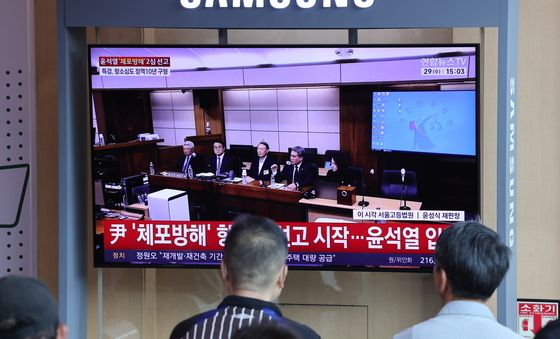 윤석열 전 대통령 항소심 선고 공판 바라보는 시민들