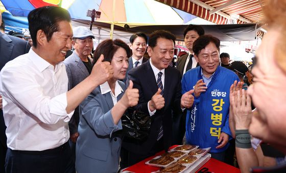 하남 덕풍시장 찾은 정청래·추미애·이광재·강병덕