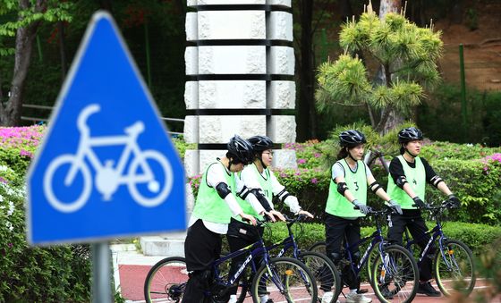 맑은 날 배우는 자전거 타는 방법