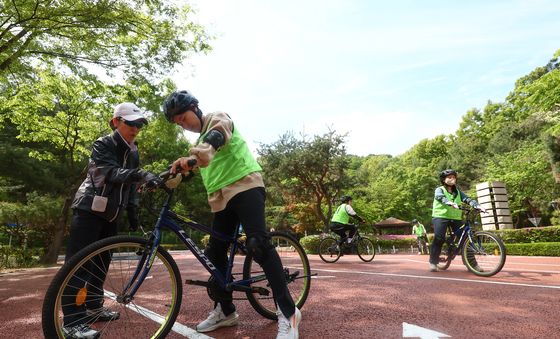 맑은 하늘 아래서 배우는 자전거 타는 방법