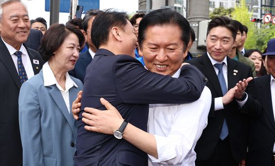 포옹하는 정청래 대표와 이광재 후보