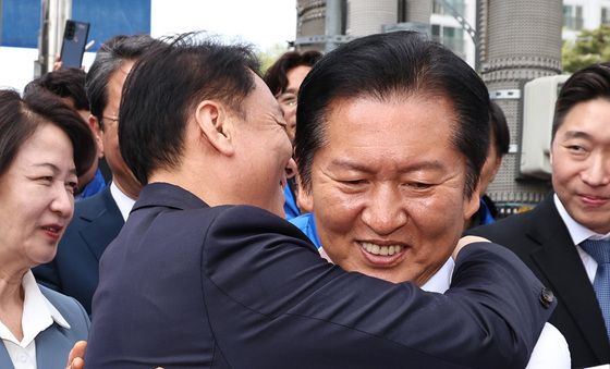 포옹하는 정청래·이광재