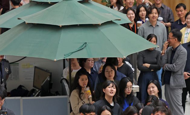 '세계 책의 날' 기념 직원에 책 선물하는 최휘영 장관