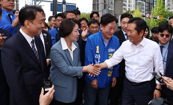 추미애 후보와 악수하는 정청래 대표