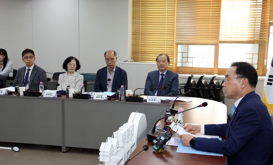 문해력 특위 주재하는 차정인 위원장