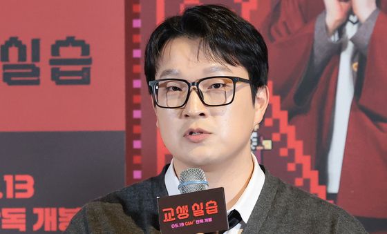 인사말 하는 김민하 감독