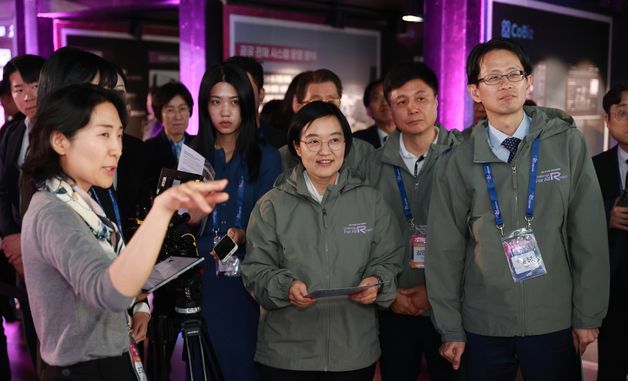 로봇 전시 부스 둘러보는 한성숙 장관