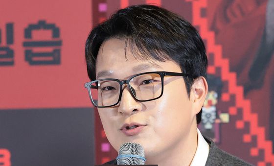 취재진 질문에 답하는 '교생실습' 김민하 감독