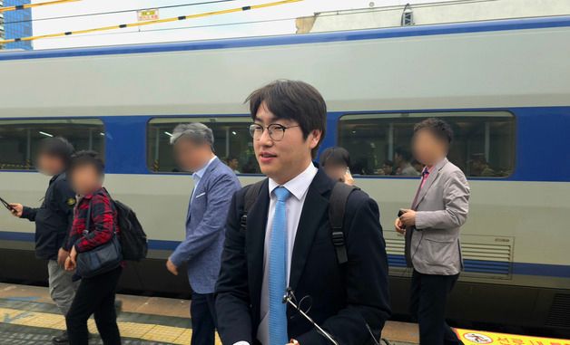 부산 구포역에 도착한 하정우 전 AI 수석