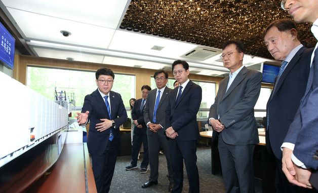 원자로 기반 선박 모형 살펴보는 배경훈 부총리