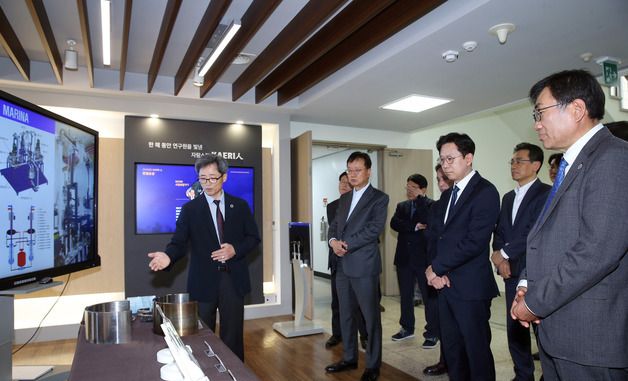 용융염 원자로 연구 관련 전시품 둘러보는 배경훈 부총리
