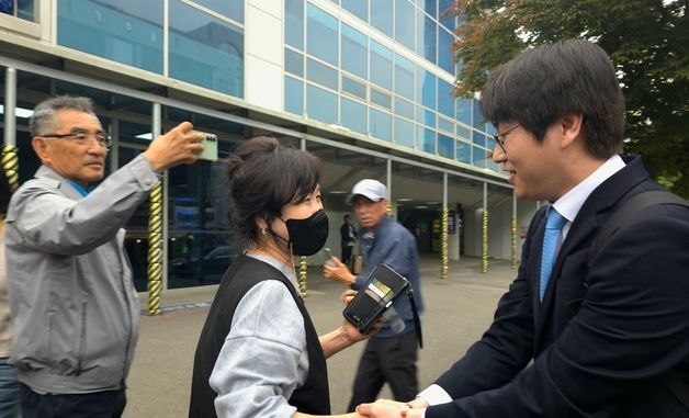 부산 구포역 앞에서 시민들과 인사나누는 하정우 전 청와대 AI 수석