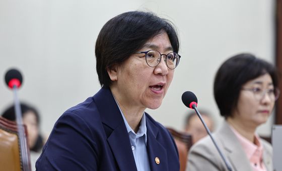 정은경 복지부 장관, 의원 질의에 답변