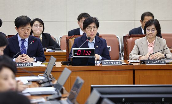 정은경 복지부 장관, 의원 질의에 답변