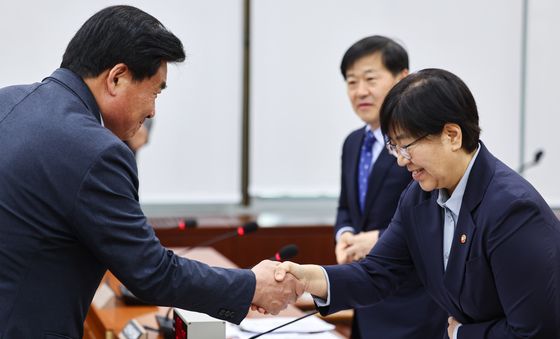 정은경 장관과 인사 나누는 소병훈 위원장