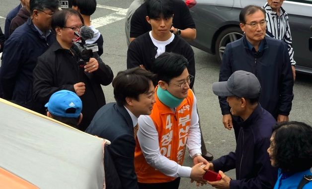 목 보호대 차고 구포시장 찾은 정이한 후보