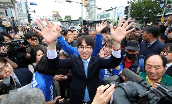 부산 구포시장 찾은 하정우 전 수석