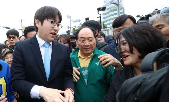 부산 북구 시민들과 인사하는 하정우