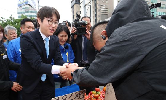 구포시장 상인과 만나는 하정우 전 수석