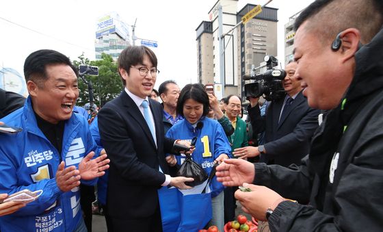 구포시장서 과일 구입하는 하정우 전 수석