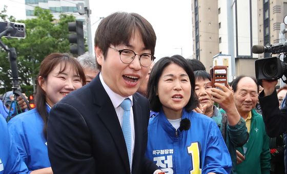 구포시장서 과일 구입하는 하정우 전 수석