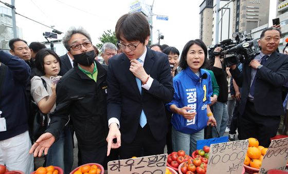 하정우 전 수석 '어떤 과일이 좋을까'