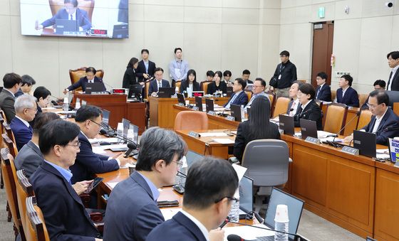 행정안전위원회 주재하는 권칠승 위원장