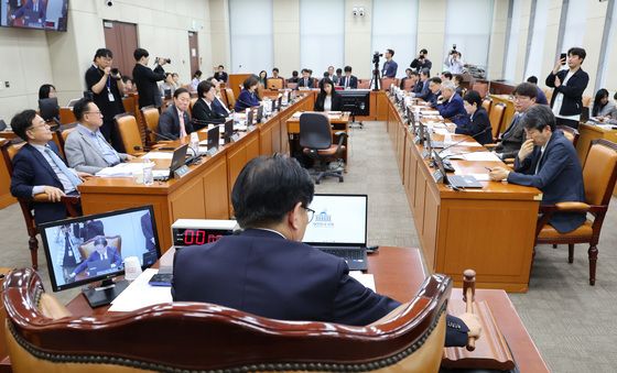 의사봉 두드리는 권칠승 위원장