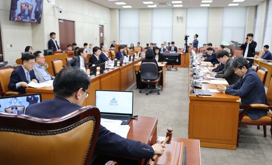 안건 상정하는 권칠승 위원장