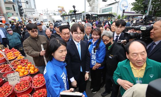 부산 북구 구포시장 찾은 하정우 전 수석