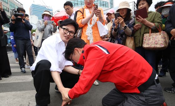 북구 주민들과 인사하는 한동훈 전 대표