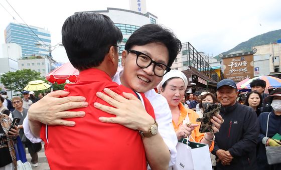 북구 주민들과 인사하는 한동훈 전 대표