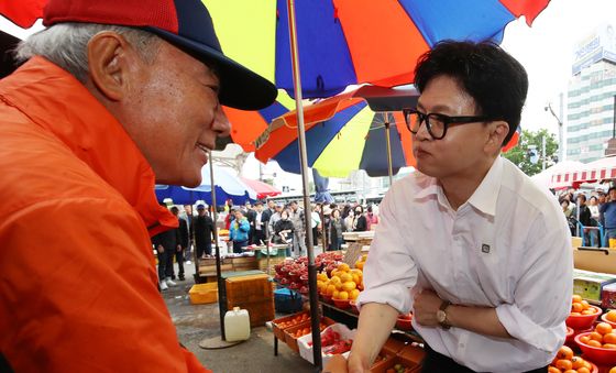북구 주민과 악수하는 한동훈