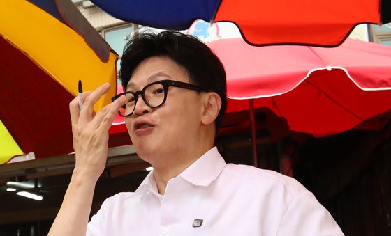 구포시장 상인과 대화하는 한동훈