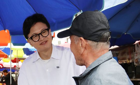 부산 북구 주민과 악수하는 한동훈