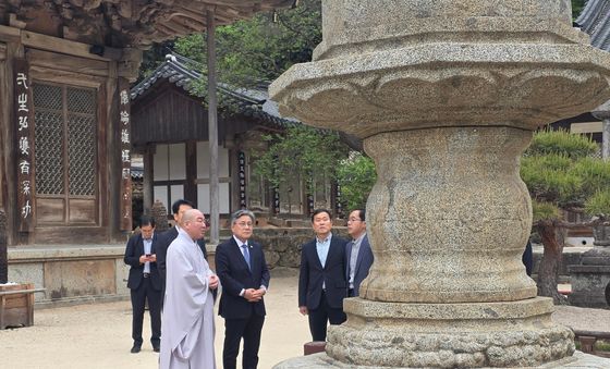화엄사 각황전 앞 석등 살펴보는 허민 국가유산청장