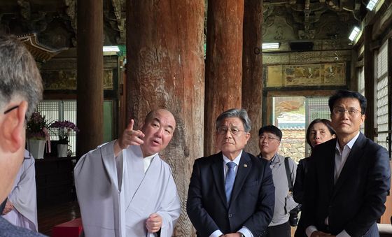 화엄사 각황전 살펴보는 허민 국가유산청장
