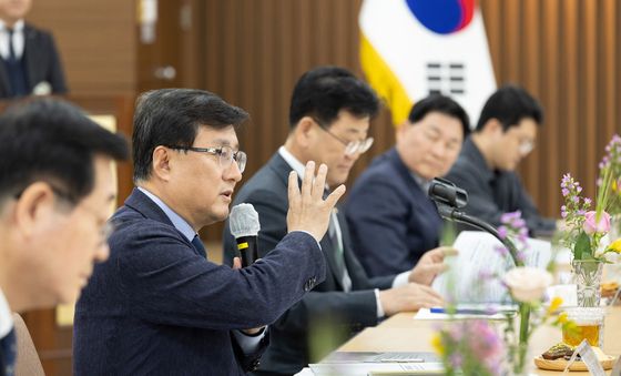 김해지역 상공인들과 대화하는 김성환 장관